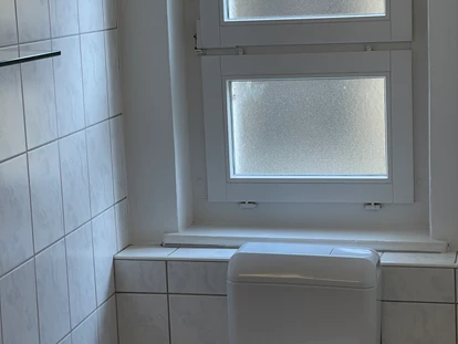 Monteurwohnung - Parkplatz: kostenlose Parkplätze in der Straße - Schweiz - WC - The R Apartment Munot - Old Town