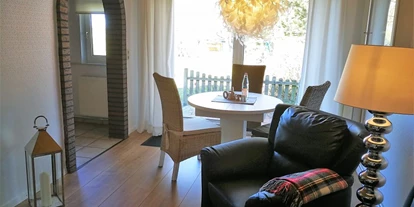 Monteurwohnung - Bettwäsche: Bettwäsche gegen Gebühr - Deutschland - Wohnbereich mit Esstisch - ANNA KÜSTE: Urige Maisonettewohnung zum Wohlfühlen