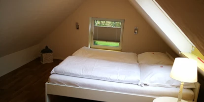 Monteurwohnung - Bettwäsche: Bettwäsche gegen Gebühr - Deutschland - Schlafzimmer im Dachgeschoss mit großem Doppelbett - ANNA KÜSTE: Urige Maisonettewohnung zum Wohlfühlen
