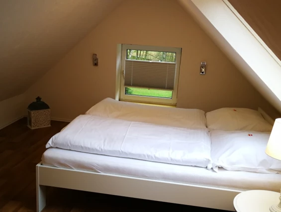 Monteurzimmer: Schlafzimmer im Dachgeschoss mit großem Doppelbett - ANNA KÜSTE: Urige Maisonettewohnung zum Wohlfühlen