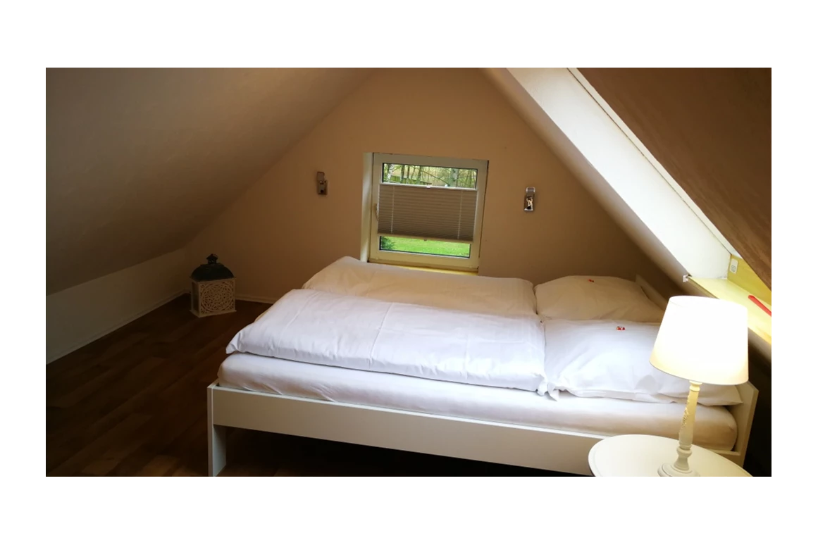 Monteurzimmer: Schlafzimmer im Dachgeschoss mit großem Doppelbett - ANNA KÜSTE: Urige Maisonettewohnung zum Wohlfühlen
