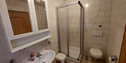 Monteurwohnung - Bettwäsche: Bettwäsche gegen Gebühr - Deutschland - Badezimmer mit Waschbecken, Dusche, WC - ANNA KÜSTE: Urige Maisonettewohnung zum Wohlfühlen