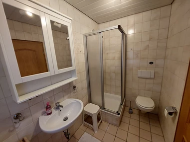 Monteurzimmer: Badezimmer mit Waschbecken, Dusche, WC - ANNA KÜSTE: Urige Maisonettewohnung zum Wohlfühlen