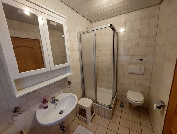 Monteurzimmer: Badezimmer mit Waschbecken, Dusche, WC - ANNA KÜSTE: Urige Maisonettewohnung zum Wohlfühlen