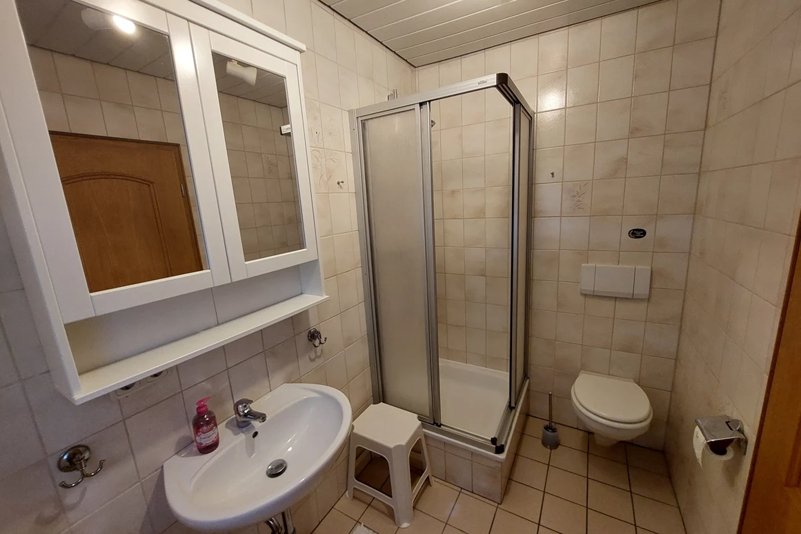 Monteurzimmer: Badezimmer mit Waschbecken, Dusche, WC - ANNA KÜSTE: Urige Maisonettewohnung zum Wohlfühlen