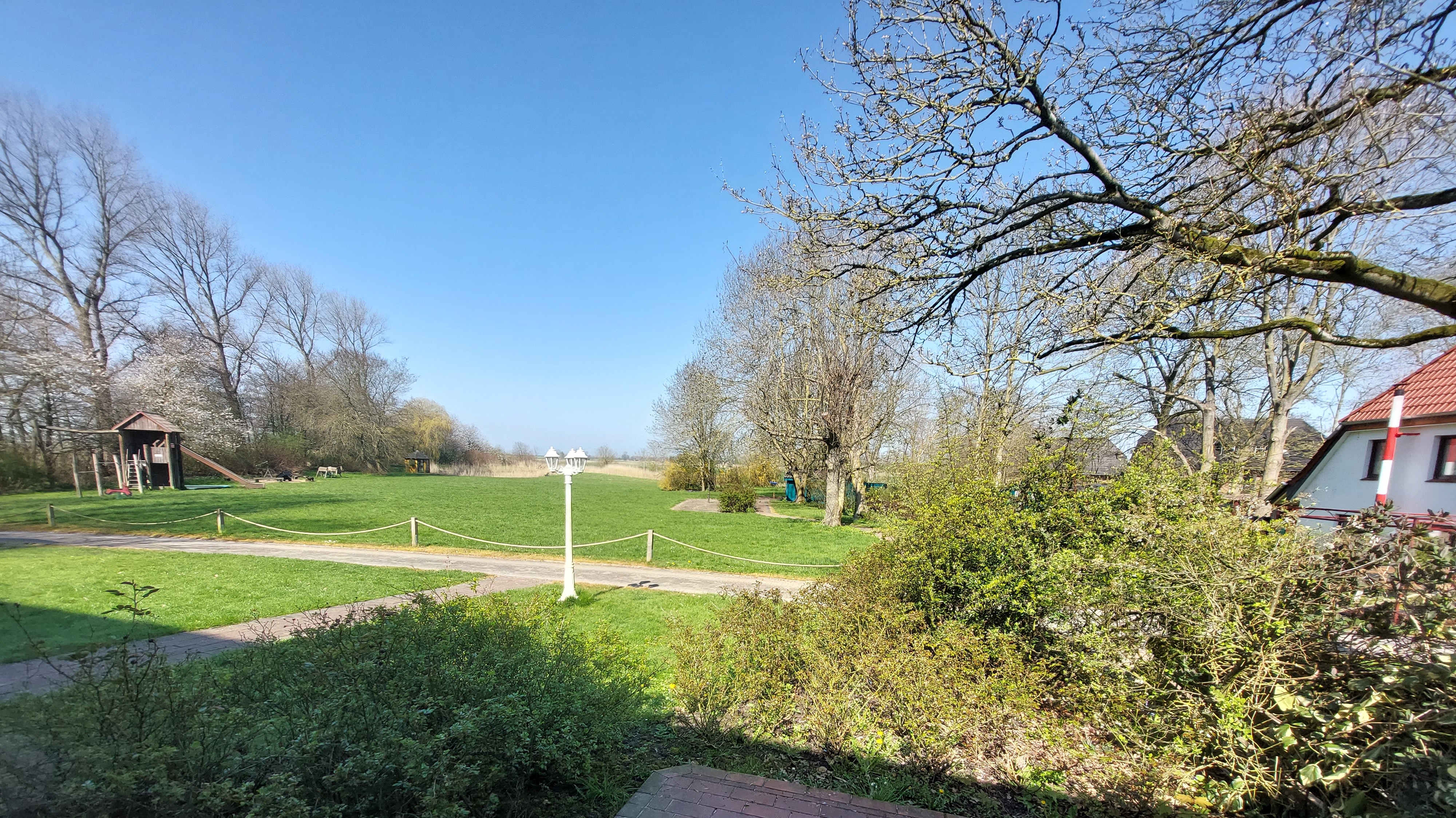 Monteurzimmer: Blick von der Terrasse zum Teichgrundstück - ANNA KÜSTE: Urige Maisonettewohnung zum Wohlfühlen