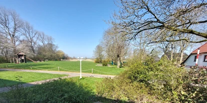 Monteurwohnung - Bettwäsche: Bettwäsche gegen Gebühr - Deutschland - Blick von der Terrasse zum Teichgrundstück - ANNA KÜSTE: Urige Maisonettewohnung zum Wohlfühlen