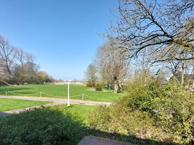 Monteurzimmer: Blick von der Terrasse zum Teichgrundstück - ANNA KÜSTE: Urige Maisonettewohnung zum Wohlfühlen