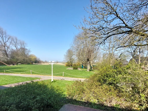 Monteurzimmer: Blick von der Terrasse zum Teichgrundstück - ANNA KÜSTE: Urige Maisonettewohnung zum Wohlfühlen