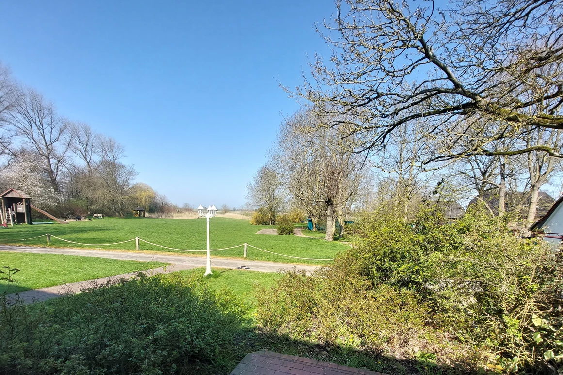 Monteurzimmer: Blick von der Terrasse zum Teichgrundstück - ANNA KÜSTE: Urige Maisonettewohnung zum Wohlfühlen