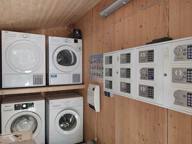 Monteurzimmer: Waschmaschine/Trockner im separaten Raum mit den Schlüsselsafes - ANNA KÜSTE: Urige Maisonettewohnung zum Wohlfühlen