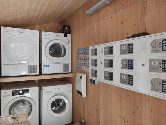Monteurzimmer: Waschmaschine/Trockner im separaten Raum mit den Schlüsselsafes - ANNA KÜSTE: Urige Maisonettewohnung zum Wohlfühlen