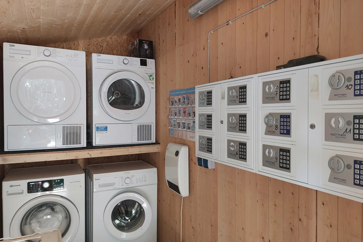 Monteurzimmer: Waschmaschine/Trockner im separaten Raum mit den Schlüsselsafes - ANNA KÜSTE: Urige Maisonettewohnung zum Wohlfühlen