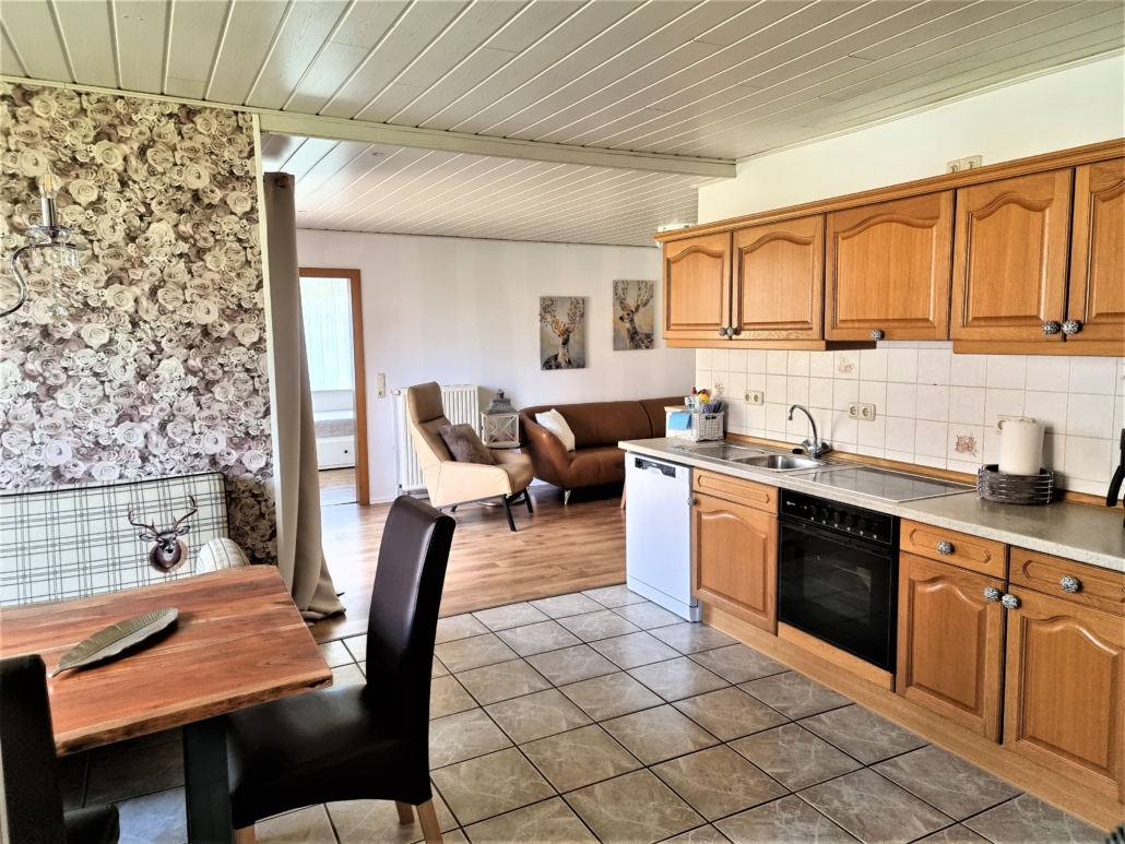 Monteurwohnung - Kaffeemaschine - Wilhelmshaven - Wohnküche mit Esstisch und Wohnbereich/TV Ecke - DOLLE SCHOLLE: Wohnung mit Platz für bis zu 5 Gäste