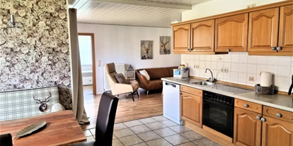 Monteurwohnung - Bettwäsche: Bettwäsche gegen Gebühr - Deutschland - Wohnküche mit Esstisch und Wohnbereich/TV Ecke - DOLLE SCHOLLE: Wohnung mit Platz für bis zu 5 Gäste