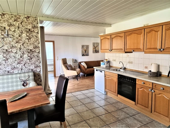Monteurzimmer: Wohnküche mit Esstisch und Wohnbereich/TV Ecke - DOLLE SCHOLLE: Wohnung mit Platz für bis zu 5 Gäste