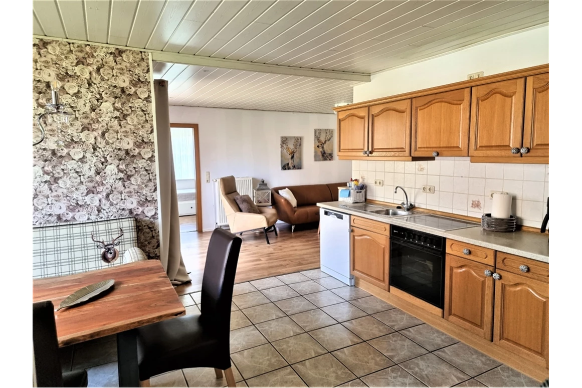 Monteurzimmer: Wohnküche mit Esstisch und Wohnbereich/TV Ecke - DOLLE SCHOLLE: Wohnung mit Platz für bis zu 5 Gäste