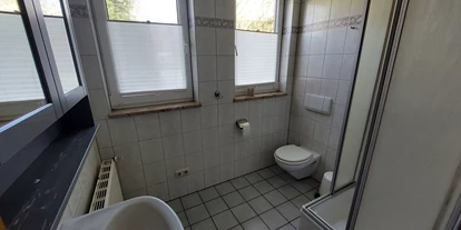 Monteurwohnung - Bettwäsche: Bettwäsche gegen Gebühr - Deutschland - Tageslichtbadezimmer - DOLLE SCHOLLE: Wohnung mit Platz für bis zu 5 Gäste