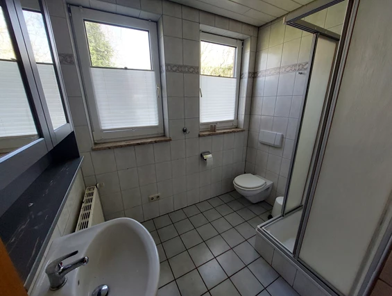 Monteurzimmer: Tageslichtbadezimmer - DOLLE SCHOLLE: Wohnung mit Platz für bis zu 5 Gäste