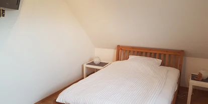 Monteurwohnung - Kaffeemaschine - Schleswig-Holstein - Bett 140x200 cm, inkl. TV  Schlafzimmer - Treene Zimmer /  Schleswig-Flensburg