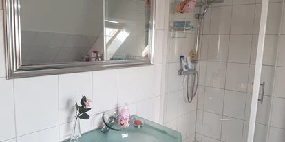 Monteurwohnung - Kaffeemaschine - Schleswig-Holstein - Gemeinschafts-Badezimmer ,Dusche und Badewanne - Treene Zimmer /  Schleswig-Flensburg