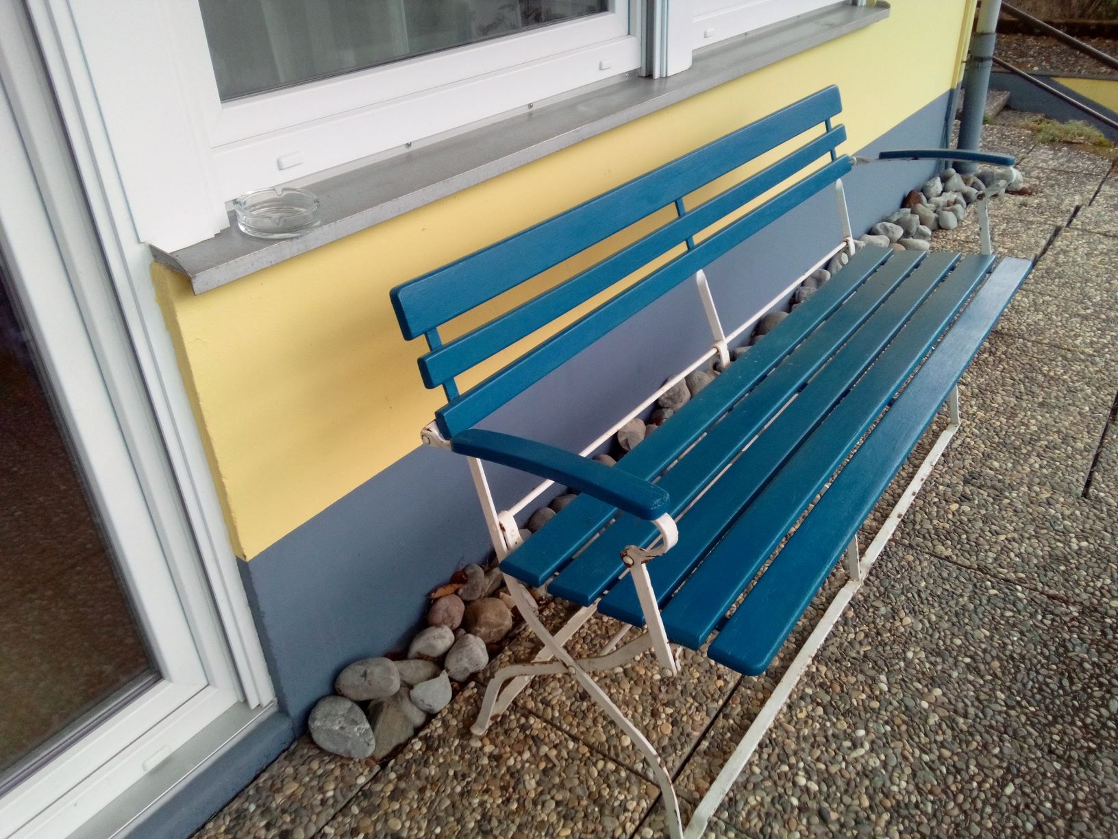 Monteurzimmer: Bank auf der Terrasse - Ferienwohnung Palmgarten