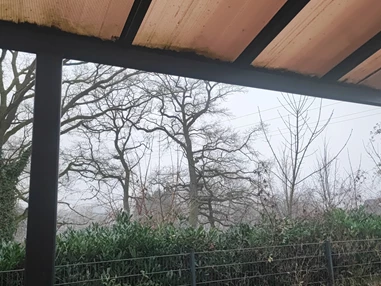 Monteurzimmer: Terrasse mit Sitzplätzen, Tisch sowie eine Grillmoeglichkeit - Monteur-Bungalow Osnabrück