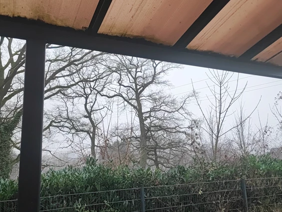 Monteurzimmer: Terrasse mit Sitzplätzen, Tisch sowie eine Grillmoeglichkeit - Monteur-Bungalow Osnabrück