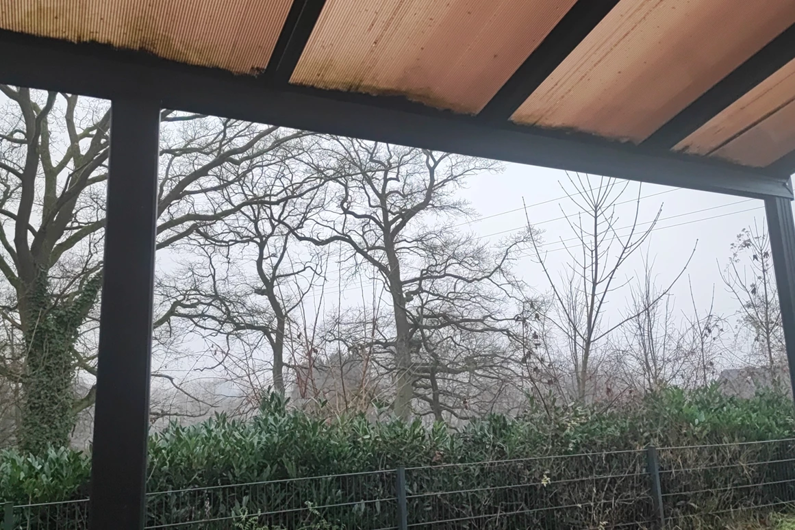 Monteurzimmer: Terrasse mit Sitzplätzen, Tisch sowie eine Grillmoeglichkeit - Monteur-Bungalow Osnabrück