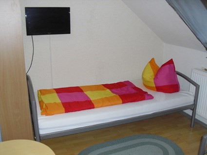 Monteurzimmer: Gästebett und TV - MZ Zimmer
