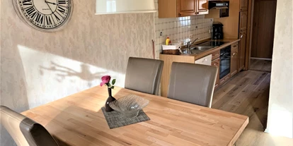 Monteurwohnung - Bettwäsche: Bettwäsche gegen Gebühr - Deutschland - Wohnküche - KÜSTENKOJE: gemütliche 1 Schlafzimmerwohnung für bis zu 3 Gäste
