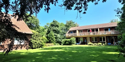 Monteurwohnung - Bettwäsche: Bettwäsche gegen Gebühr - Deutschland - Ansicht Haus II (die Wohnung befindet sich oben rechts) - KÜSTENKOJE: gemütliche 1 Schlafzimmerwohnung für bis zu 3 Gäste