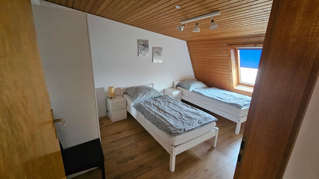 Monteurzimmer: https://youtu.be/vIQU21dUKlg?si=ZzuNxsbW84gd4Lg_   Sie können sich auch das Video auf YouTube ansehen und unsere Beschreibung durchlesen.
 - Wohnung Alberg