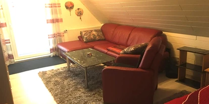 Monteurwohnung - PLZ 30657 (Deutschland) - Wohn/ Schlafzimmer mit Zugang zum Balkon, zusätzliche bequeme Schlafcouch zum Ausziehen für eine 4. Person bei Bedarf - Monteurzimmer zwischen Hannover und Hildesheim