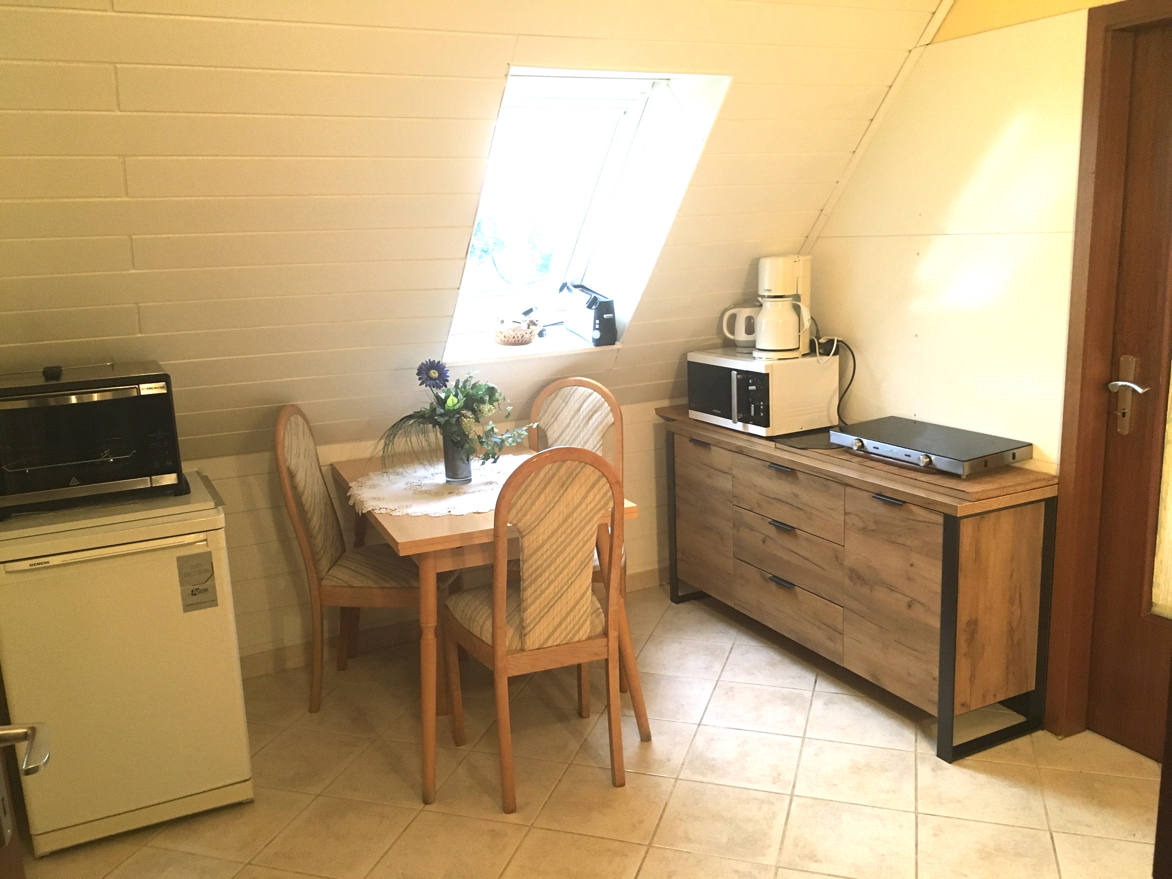 Monteurwohnung - Peine - Sitzecke zum Essen mit elektrischen Geräten und sämtliches Geschirr  - Monteurzimmer zwischen Hannover und Hildesheim 