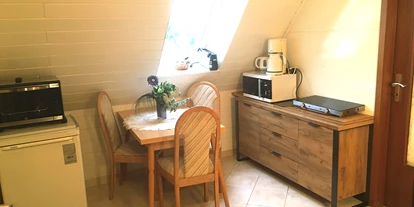 Monteurwohnung - PLZ 30657 (Deutschland) - Sitzecke zum Essen mit elektrischen Geräten und sämtliches Geschirr  - Monteurzimmer zwischen Hannover und Hildesheim