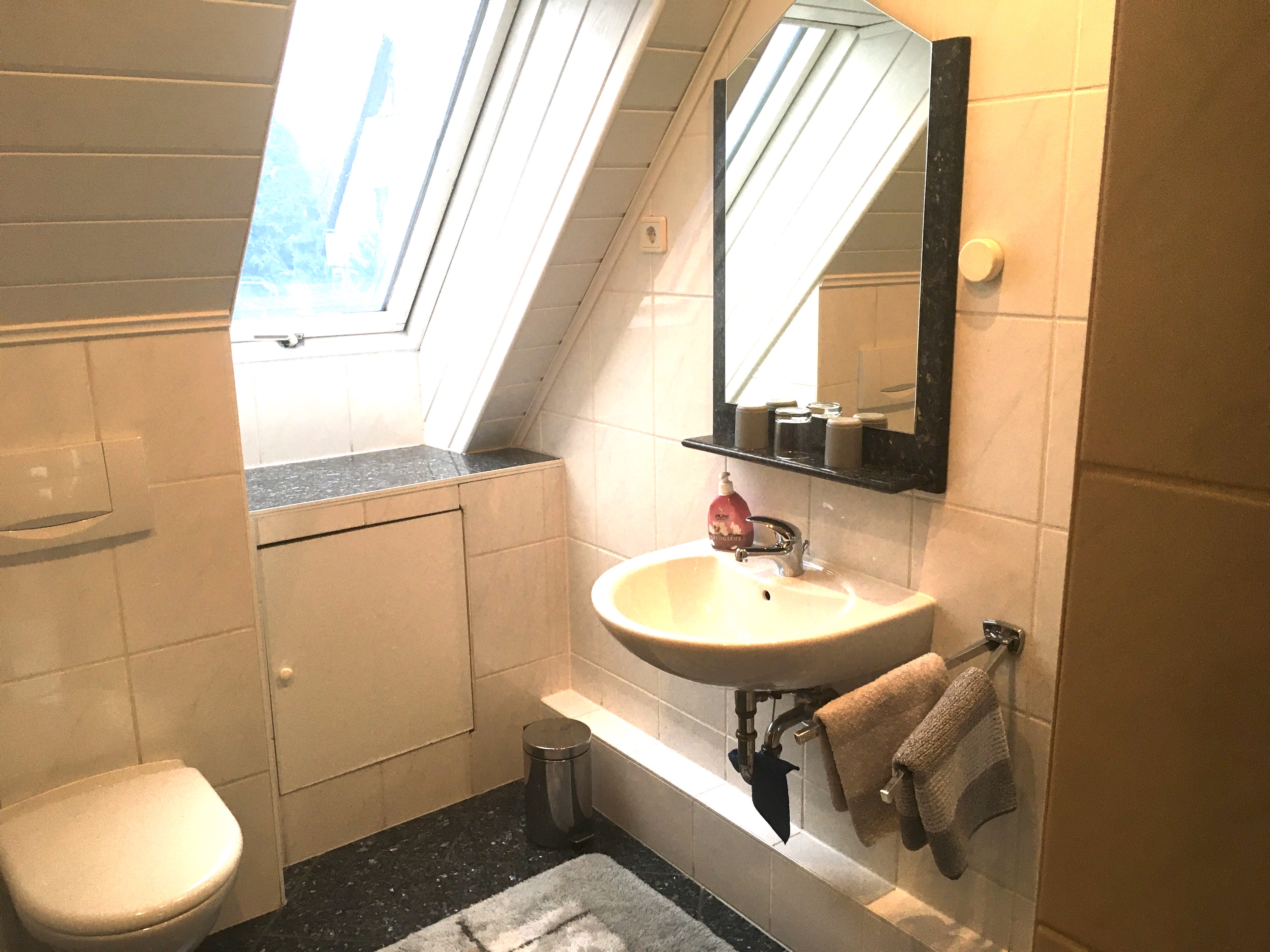 Monteurzimmer: Duschbad mit WC und Fenster - Monteurzimmer zwischen Hannover und Hildesheim 