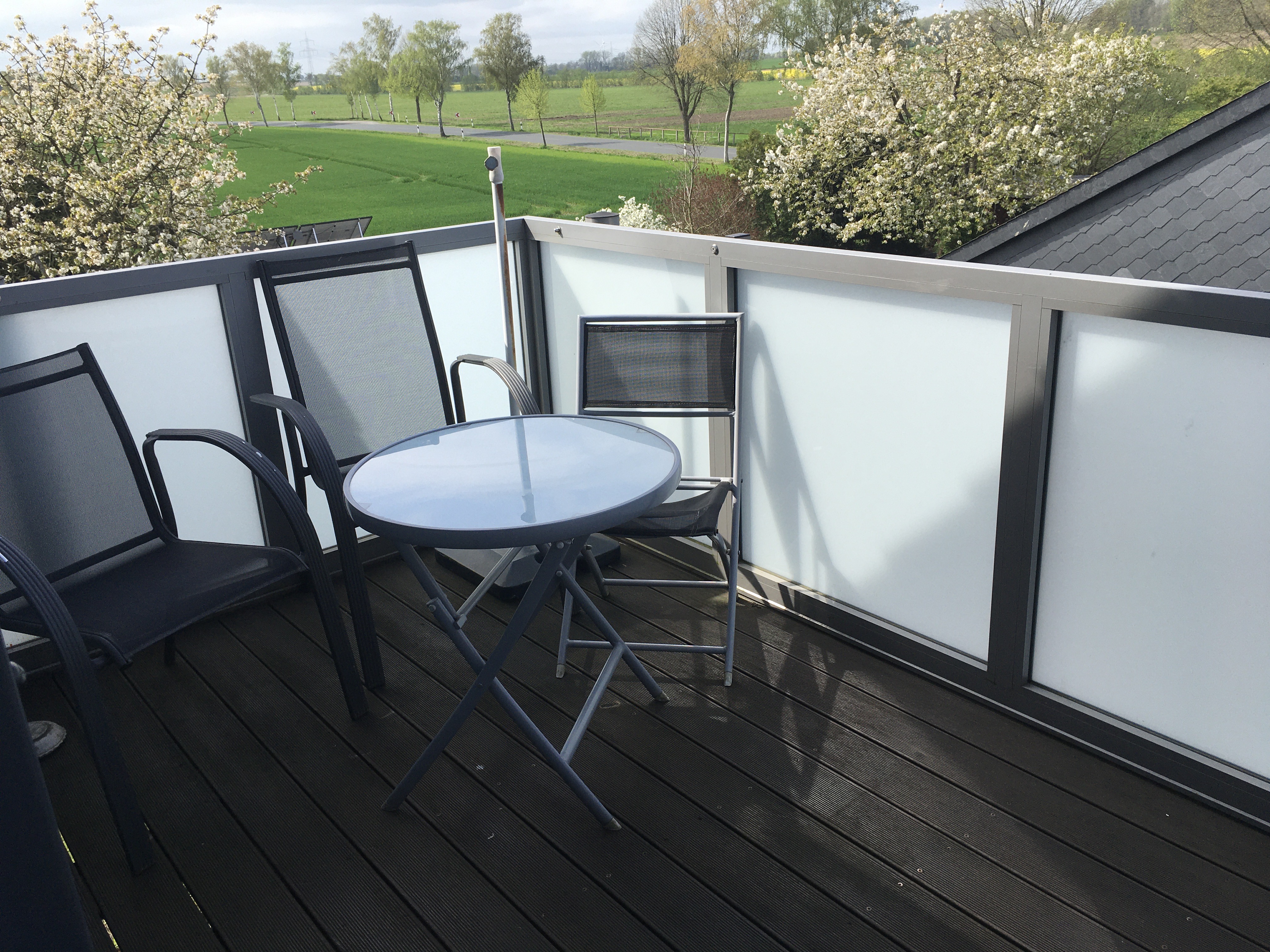 Monteurzimmer: Balkon mit Möbel ausgestattet - Monteurzimmer zwischen Hannover und Hildesheim 