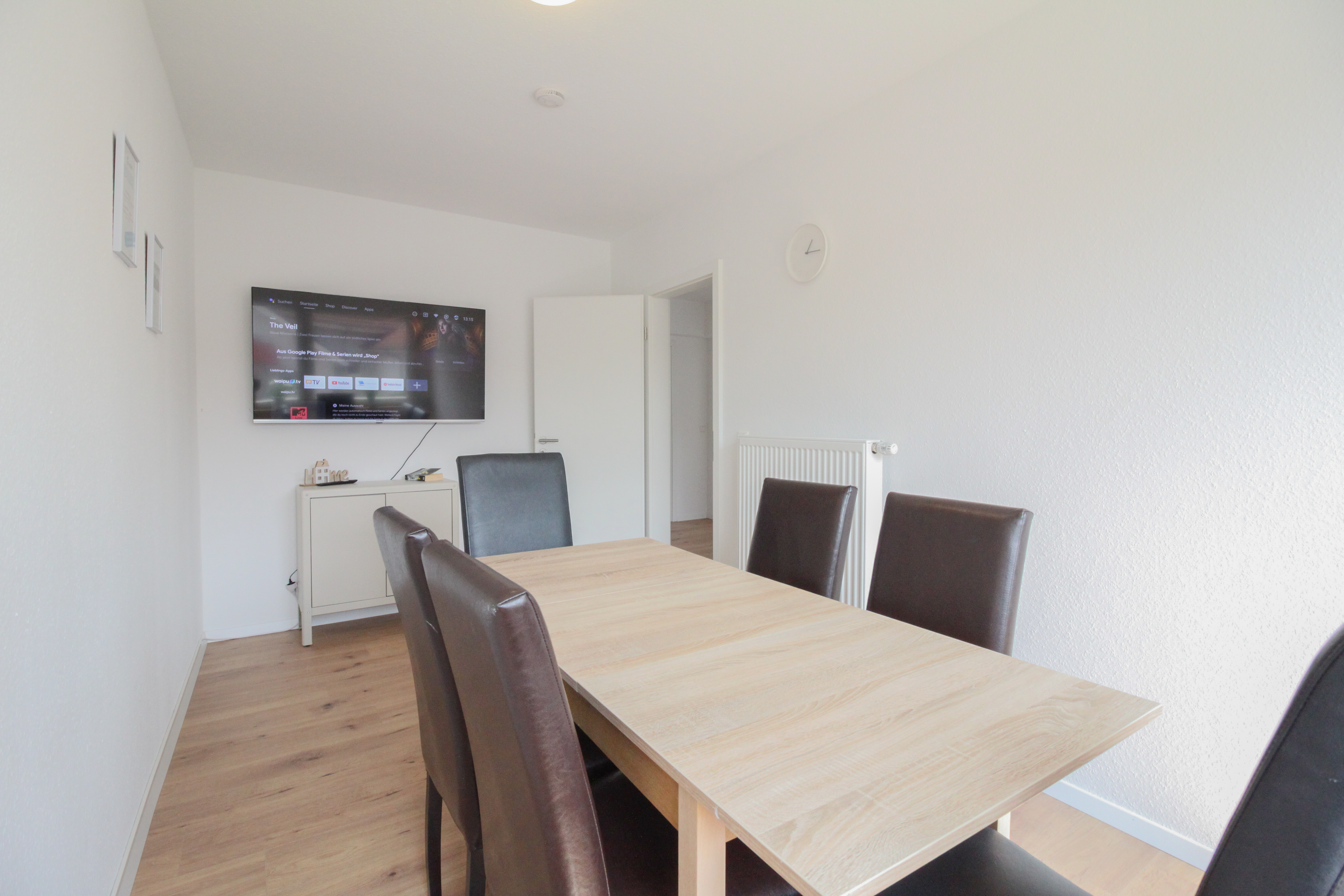 Monteurzimmer: Das Esszimmer mit TV - nJoyHomes - Pforzheim City bis 10 P.