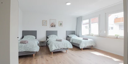 Monteurwohnung - PLZ 75433 (Deutschland) - Schlafzimmer 1 mit Einzelbetten, Nachttisch und Kleiderschrank - nJoyHomes - Pforzheim City bis 10 P.
