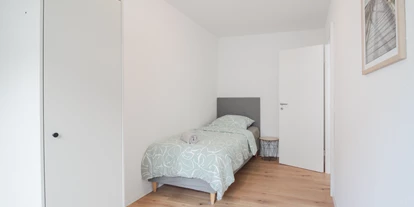 Monteurwohnung - PLZ 75433 (Deutschland) - Schlafzimmer 2 mit Einzelbetten, Nachttisch und Kleiderschrank - nJoyHomes - Pforzheim City bis 10 P.