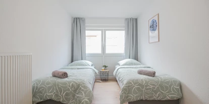 Monteurwohnung - PLZ 75433 (Deutschland) - Schlafzimmer 3 mit Einzelbetten, Nachttisch und Kleiderschrank - nJoyHomes - Pforzheim City bis 10 P.