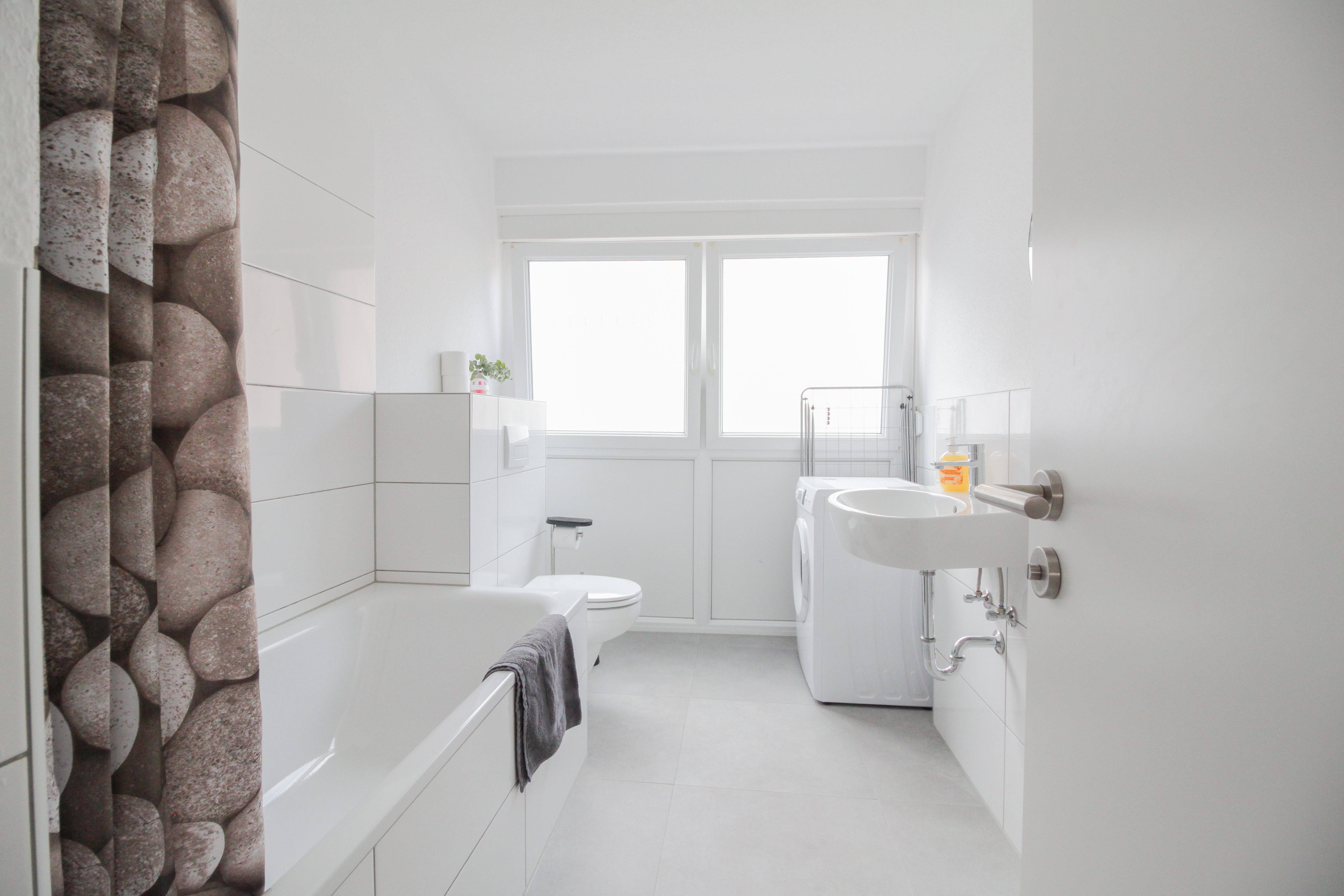 Monteurzimmer: Das Bad mit Badewanne und Waschmaschine - nJoyHomes - Pforzheim City bis 10 P.