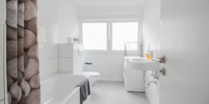 Monteurwohnung - PLZ 75433 (Deutschland) - Das Bad mit Badewanne und Waschmaschine - nJoyHomes - Pforzheim City bis 10 P.