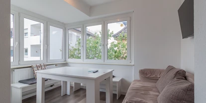 Monteurwohnung - Haßmersheim - Der Essbereich mit TV - nJoyHomes - Heilbronn City bis 18 P.