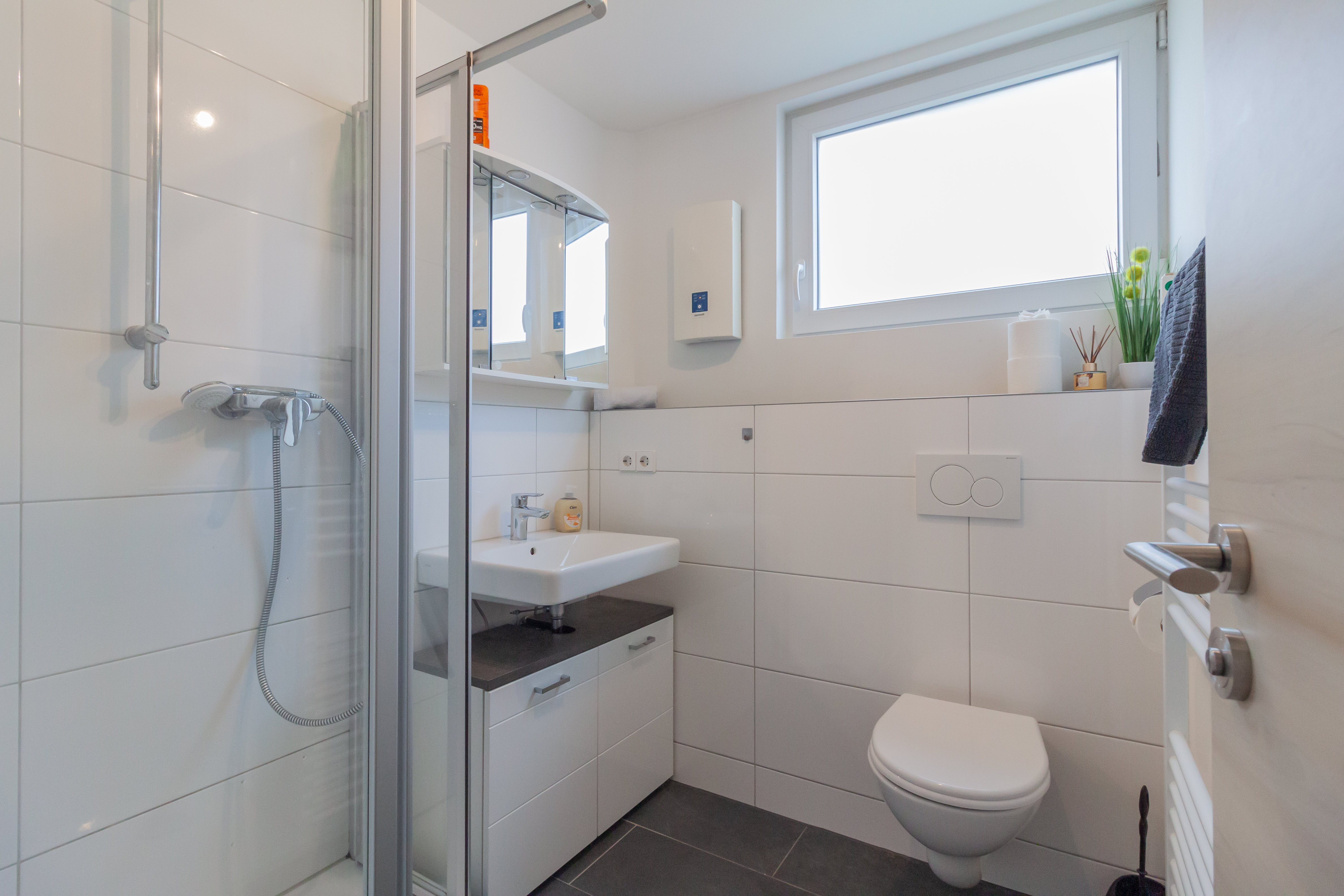 Monteurzimmer: Das Bad mit Dusche - nJoyHomes - Heilbronn City bis 18 P. 