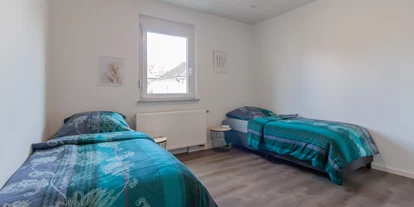 Monteurwohnung - Haßmersheim - Schlafzimmer 1 mit Einzelbetten, Nachttische und Kleiderschrank - nJoyHomes - Heilbronn City bis 18 P.