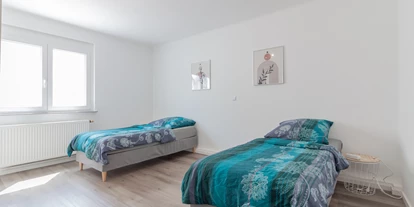 Monteurwohnung - Haßmersheim - Schlafzimmer 2 mit Einzelbetten, Nachttische und Kleiderschrank - nJoyHomes - Heilbronn City bis 18 P.