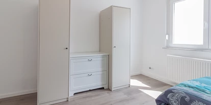 Monteurwohnung - Haßmersheim - Schlafzimmer 2 mit Einzelbetten, Nachttische und Kleiderschrank - nJoyHomes - Heilbronn City bis 18 P.