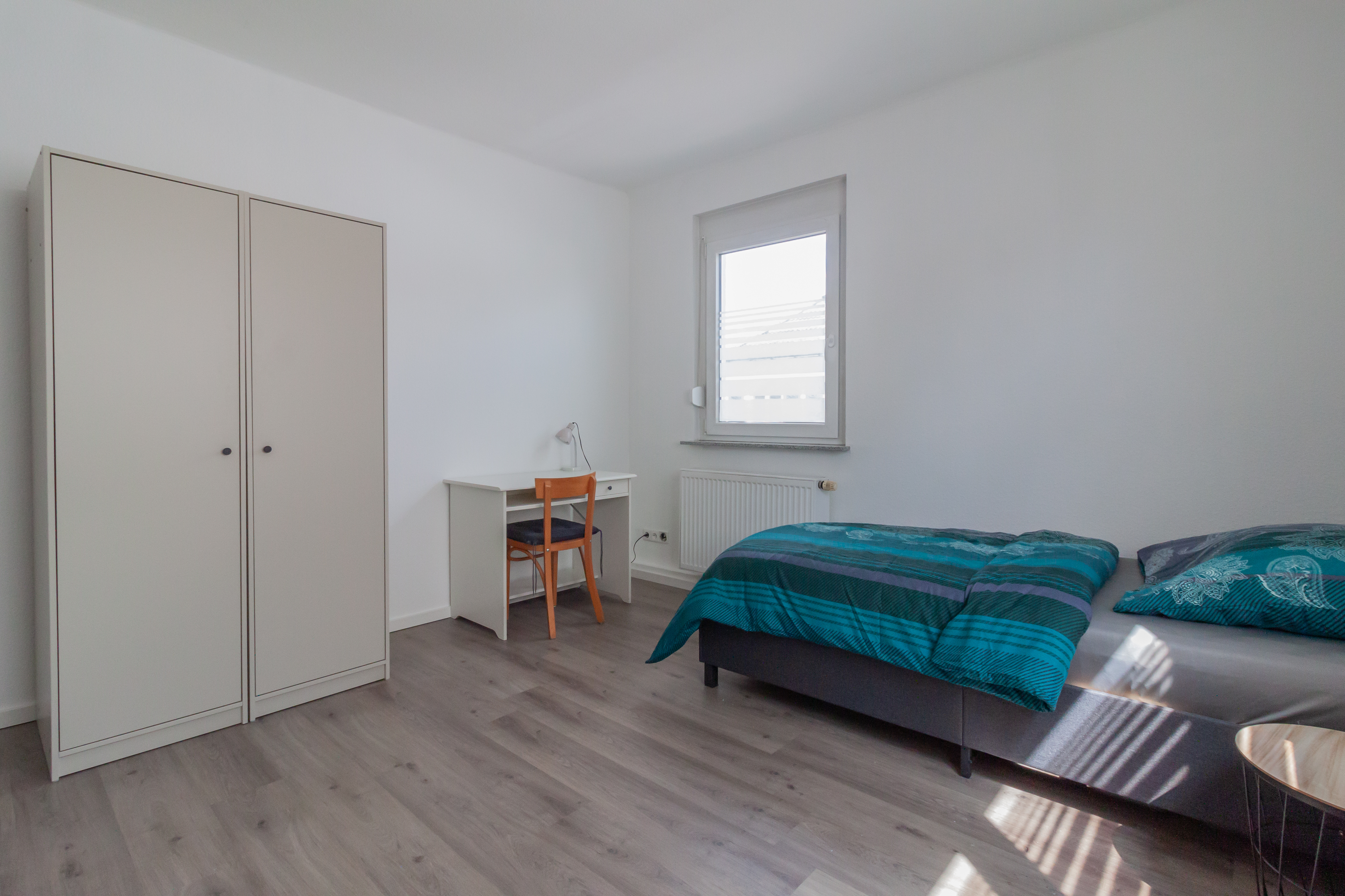 Monteurwohnung - PLZ 74226 (Deutschland) - Schlafzimmer 3 mit Einzelbetten, Nachttische und Kleiderschrank - nJoyHomes - Heilbronn City bis 18 P. 